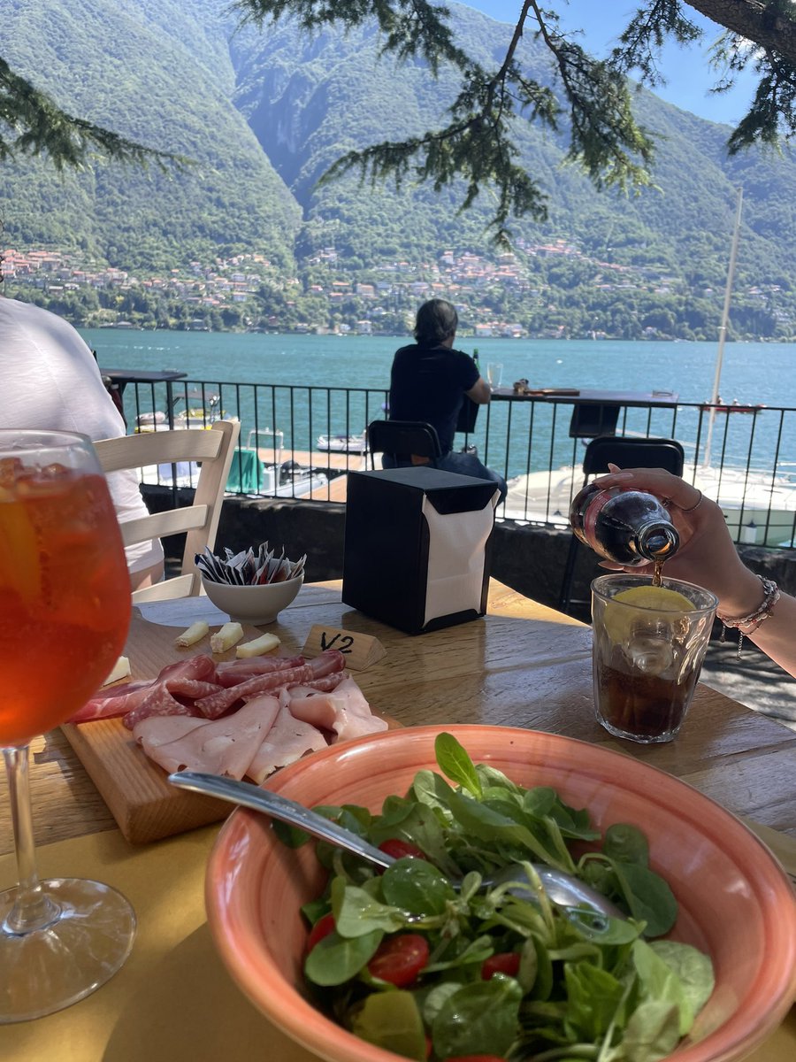 UitZwolle's tweet photo. #Laglio #italie bezoekje  bij George Clooney https://t.co/1IDhdliHj1