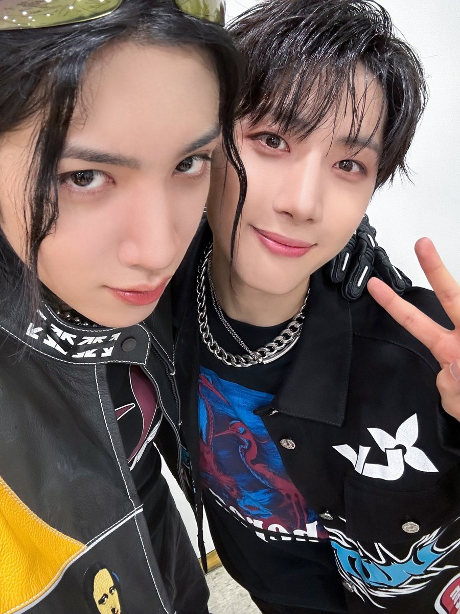ptg_closet's tweet photo. #펜타곤 #ペンタゴン #PENTAGON #후이 #フイ #HUI #ptg_closet_HUI #PTG_JPN_6th_MiniAlbum #PADO

Louis Vuitton 
Printed Denim Jacket

@CUBE_PTG https://t.co/KemXmNfRfc