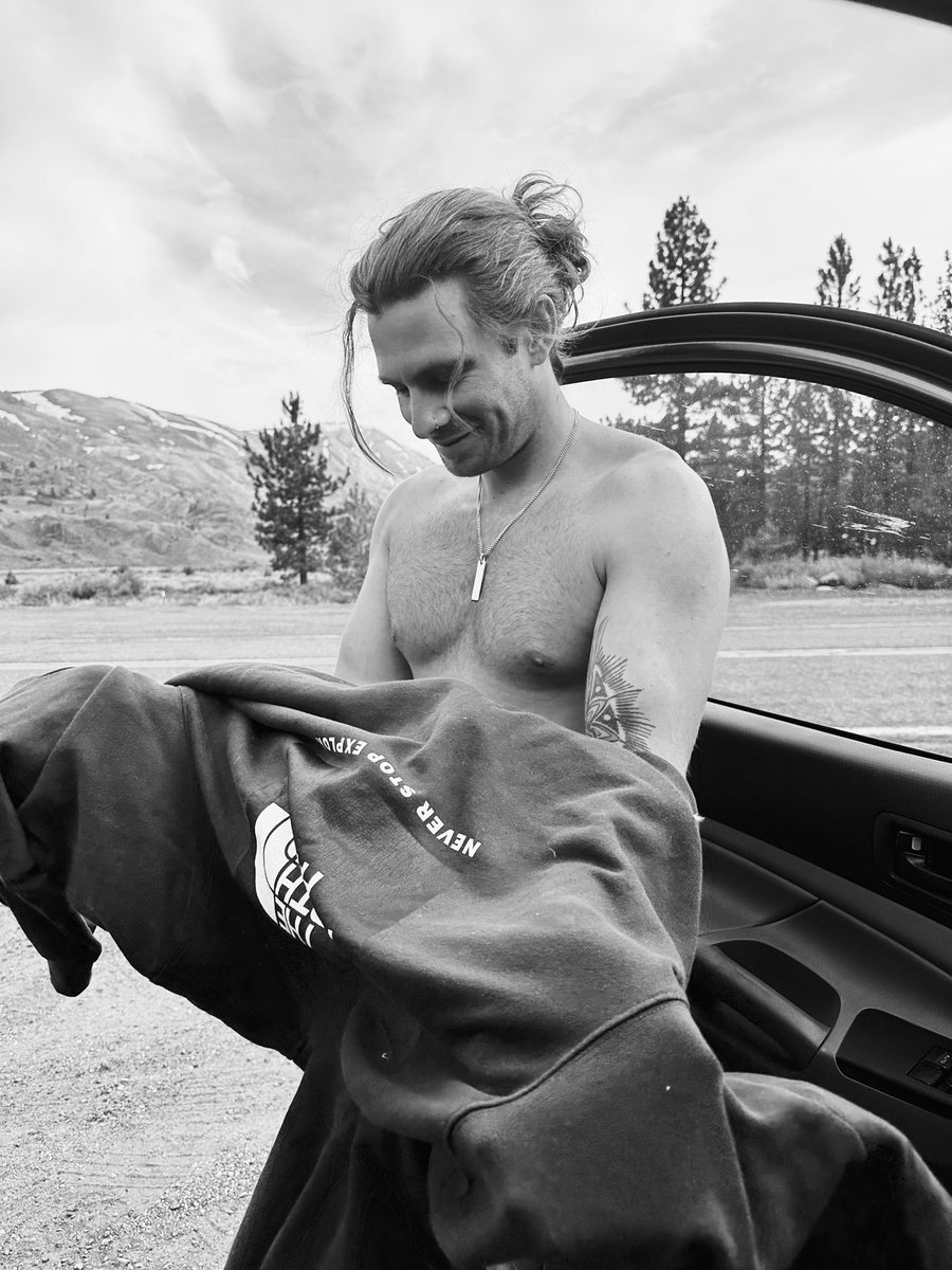 flumeismydad's tweet photo. look at this picture I took of my bf right now!!!! he’s the most dreamiest man I’ve ever met☁️ https://t.co/ffX6oSw1Gw