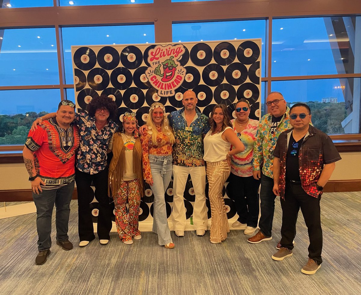 yofeesha's tweet photo. Team Frisina of the Northeast!! 5️⃣⭐️
GM conference was so inspiring &amp; such a blast! #chiliheadlife #5star #eastcoastBESTcoast 😂#chilislove #dowhatyoulove ✌🏼❤️🌶️ @Klchops2 @Cris_Leonel7 @joechiliman @Chilis https://t.co/9AP2MgIWF2