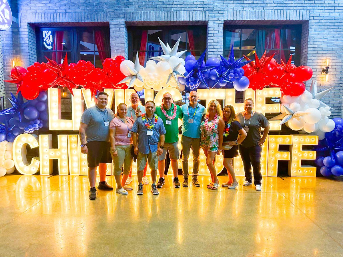 yofeesha's tweet photo. Team Frisina of the Northeast!! 5️⃣⭐️
GM conference was so inspiring &amp; such a blast! #chiliheadlife #5star #eastcoastBESTcoast 😂#chilislove #dowhatyoulove ✌🏼❤️🌶️ @Klchops2 @Cris_Leonel7 @joechiliman @Chilis https://t.co/9AP2MgIWF2