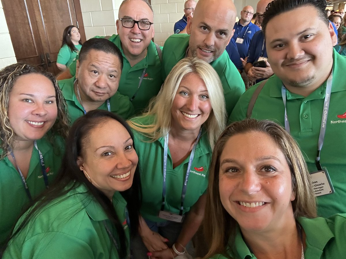 yofeesha's tweet photo. Team Frisina of the Northeast!! 5️⃣⭐️
GM conference was so inspiring &amp; such a blast! #chiliheadlife #5star #eastcoastBESTcoast 😂#chilislove #dowhatyoulove ✌🏼❤️🌶️ @Klchops2 @Cris_Leonel7 @joechiliman @Chilis https://t.co/9AP2MgIWF2