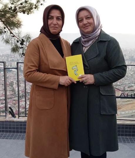 aysekesir's tweet photo. Kahramanmaraş İl Başkanlığ��mızda hüzünlü bir nöbet değişimi yaşıyoruz…

Görevi, Cumhurbaşkanımız Sayın @RTErdogan’ın tensipleriyle Asuman Yavuz devraldı. Bu paylaşımı bir mazbata teslim fotoğrafıyla değil de arşivden bir fotoğrafla yapmak istiyorum. 

Fotoğrafta yeni başkanımız Asuman Yavuz ve önceki dönem başkanımız Gül Çitil Okur var. Gül’ü ve bir önceki dönem başkanımız Özlem Sarıfakıoğlu’nu 6 Şubat depreminde yitirdik. Hep aklımızda olacaklar. Onların nezdinde tüm deprem şehitlerimizi rahmetle anıyorum. Mekânları cennet olsun.