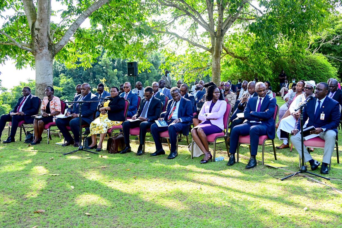 KagutaMuseveni's tweet photo. This afternoon, in Entebbe, I used the opportunity to tell the broadcasters under their umbrella body, the National Association of Broadcasters (NAB) to always be patriotic and avoid promoting politics of identity.
 
They raised a concern of lost revenues due to a directive I issued on channeling all government advertising business to UBC and New Vision. This directive was never intended to harm the private sector but to help revitalize UBC. 

We have therefore agreed that we shall give govt media entities some preferential treatment while still giving the private companies an opportunity to remain in business.