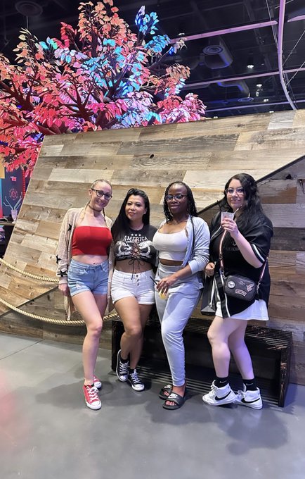 Had such a fun night last night with my favorite people @KrystalDavisXXX @f_ckkaiya @Cervantes1127 @Cervantes1127<a href="/tag/besties"class="tags"><span>#besties</span></a>