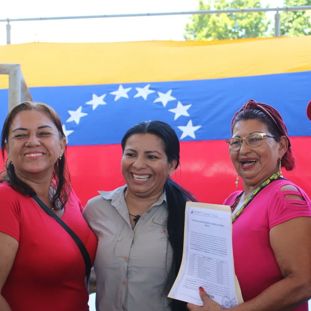 mirabal_yamilet's tweet photo. Hoy entregamos 46 nuevos títulos de tierras urbanas lo que representa 5,23 hectáreas de terrenos, una transferencia que estamos haciendo a través de los CTU de cada sector con el objetivo de brindarles seguridad y tranquilidad a nuestro pueblo con la entrega de su documentación. https://t.co/5PB8610TOc