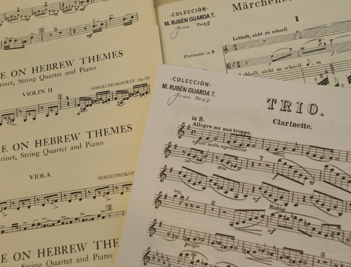 #CulturaEnLaUC Más de 400 partituras fueron donadas por el clarinetista y médico Rubén Guarda a la #UC🎼👏. La colección estará disponible para toda la #ComunidadUC en el sistema universitario, enriqueciendo la práctica de la música de cámara🎷: rb.gy/pycs5