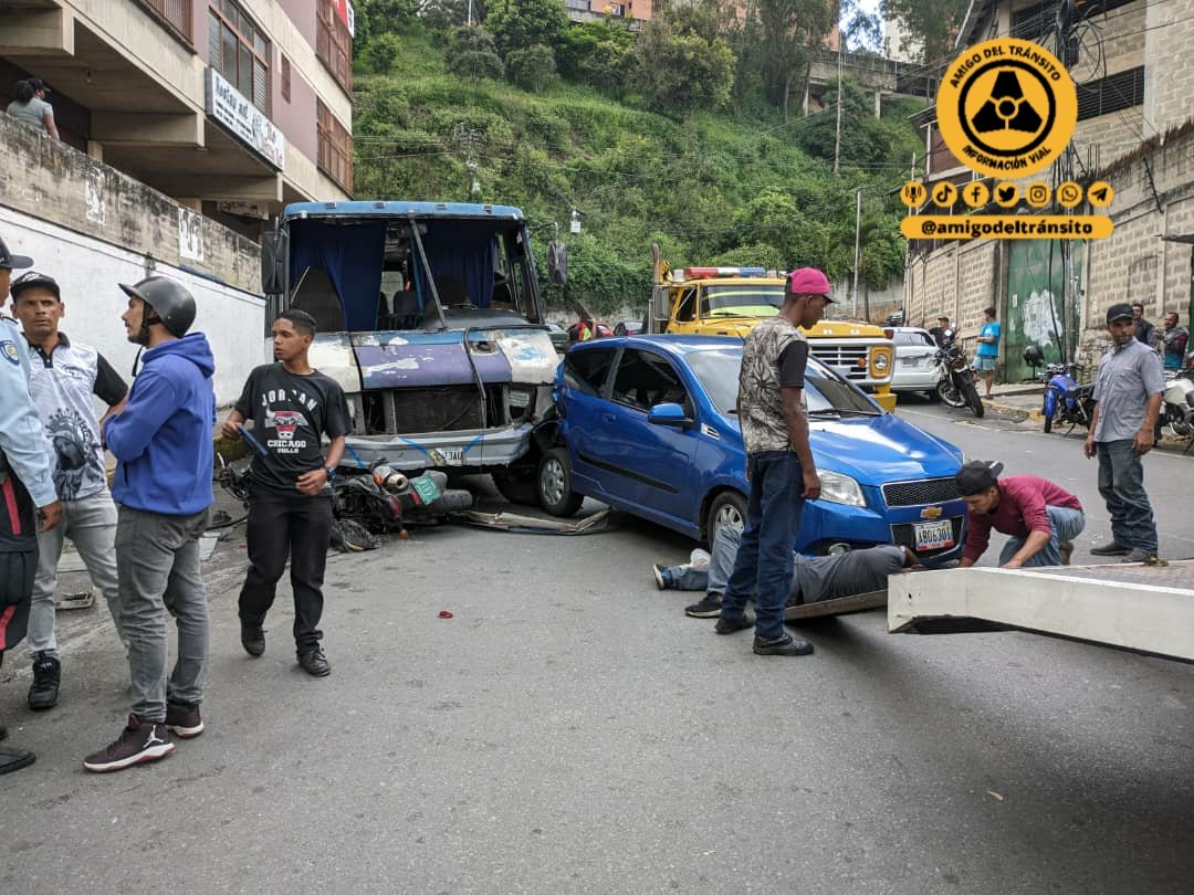 amigodtransito's tweet photo. #10Ago Amigos un bus perdió los frenos y colisionó con varios vehículos en la entrada a Barrio Ayacucho fte al Registró Principal en Los Teques
#LosTeques
#guaicaipuro
#amigodeltransito https://t.co/bMDGJo6MFL