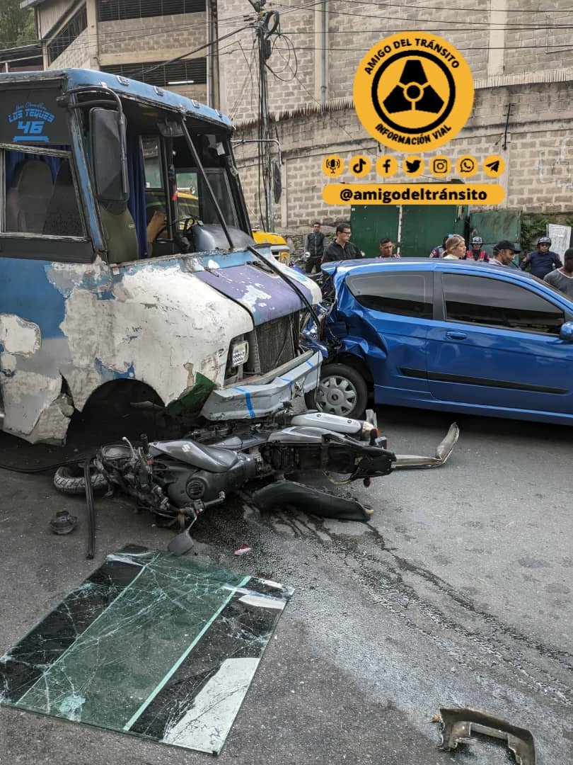 amigodtransito's tweet photo. #10Ago Amigos un bus perdió los frenos y colisionó con varios vehículos en la entrada a Barrio Ayacucho fte al Registró Principal en Los Teques
#LosTeques
#guaicaipuro
#amigodeltransito https://t.co/bMDGJo6MFL