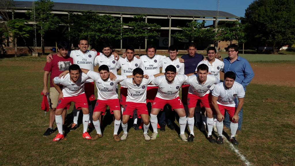 PSG07CSF's tweet photo. Como es jueves de #TBT, sale un pequeño hilo de lindos recuerdos de nuestro glorioso #PSG07CSF

Corría el año 2015 y la promo 2007 del colegio Sagrada Familia encontró la excusa perfecta para volver a juntarse: armar un equipo para el exa. https://t.co/ThwB8dFOGi