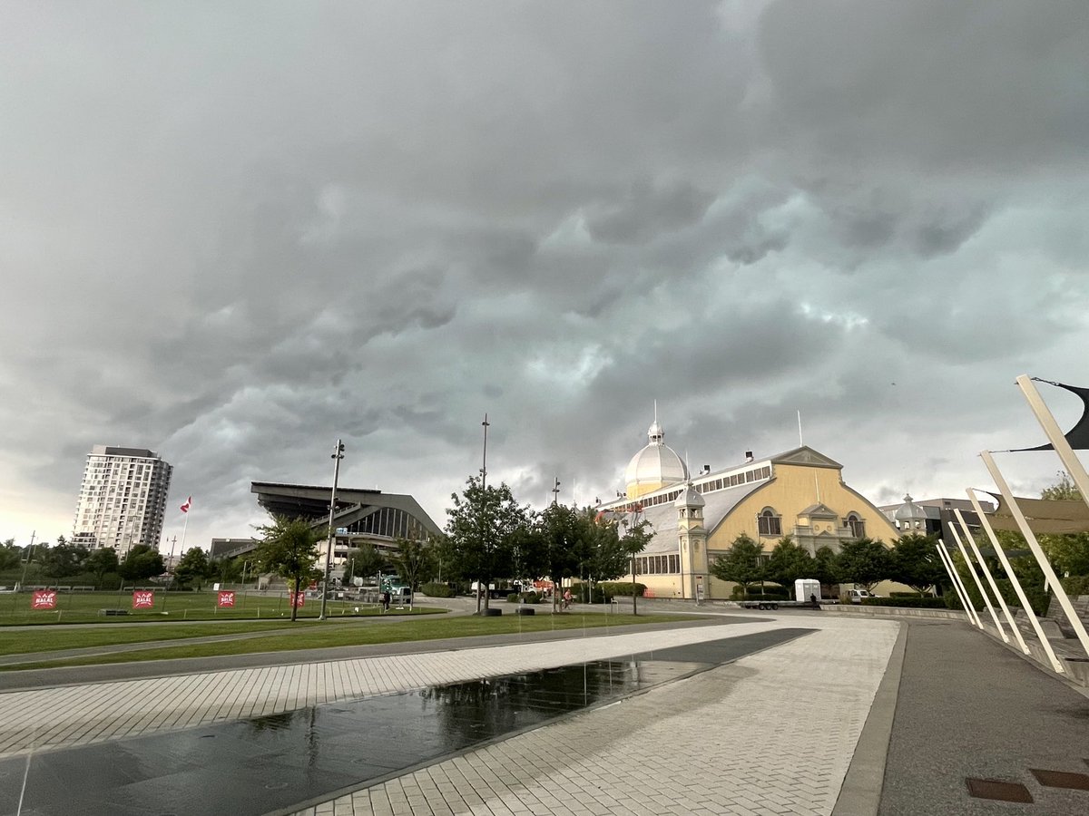 powellio's tweet photo. Before the storm! #onstorm #ottawa https://t.co/cRrdhVdhv6