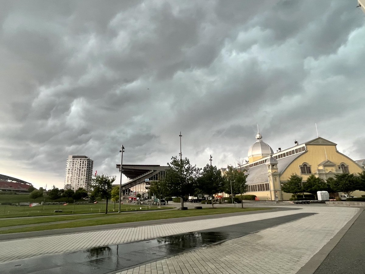 powellio's tweet photo. Before the storm! #onstorm #ottawa https://t.co/cRrdhVdhv6