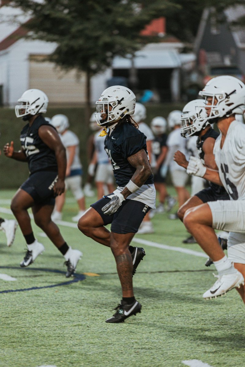 FightingBeesFB's tweet photo. Eyes on the prize 👀

#GoBees #BeeGreat #BringTheSting #Football https://t.co/fanpq0mAo3