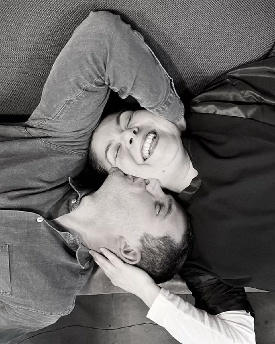 «Dai cazzo, tira fuori le palle» «Ma smettila, non mi presentare più queste tipe così sciape, voglio una First Lady, una con i coglioni!» «Sei un secchione di merda, inizia a drogarti!» cit. #MichelaMurgia 

Un bacio immenso, infinito, a lei, che mi insegnato a far l’amore.