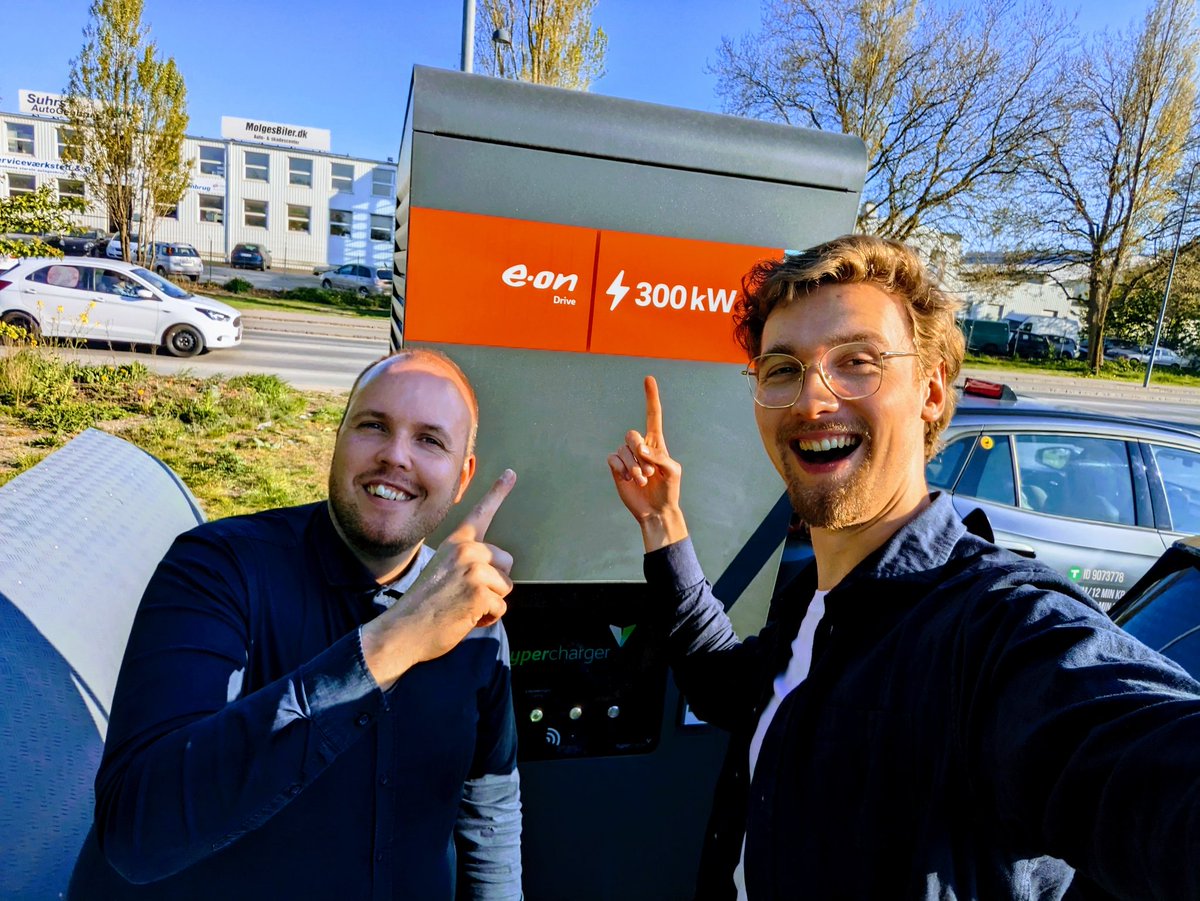 EDRIDK's tweet photo. 🤔⚡ At være eller ikke at være lyyyynstærk ⚡🤔

#charging #dkgreen #dkpol #hamlet #elsingore #eon #Shakespeare

https://t.co/hdOaSBw3Gd https://t.co/TqvTLVCwa2