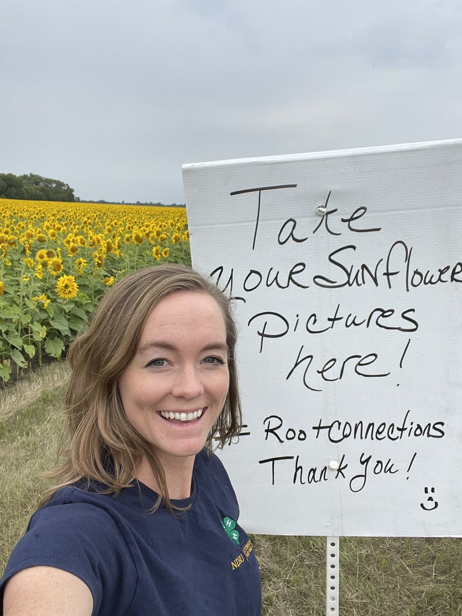 KateLandeis's tweet image. Getting ahead of the crowd and taking my #sunflowerselfie in before the #rootconnections event tonight! Getting excited! @ndrockfarmer @ThomasGranger17 @bmreadel @SoilForks @NDCornGrowers