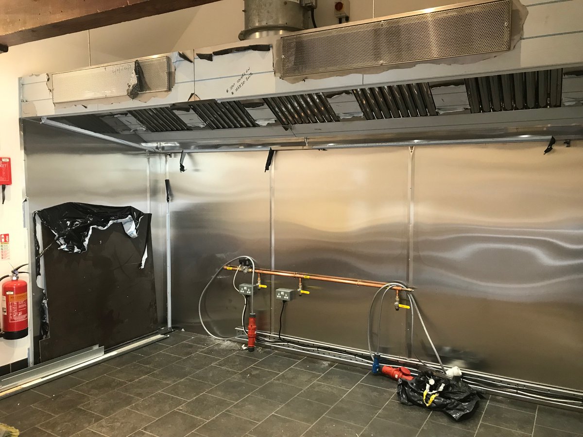 kck_engineering's tweet image. Stainless steel extractor canopy with built in supply air plenum fabricated and installed by our skilled team of fabricators and installers. For any kitchen fabrication and installation projects please get in touch. 07976293964.
