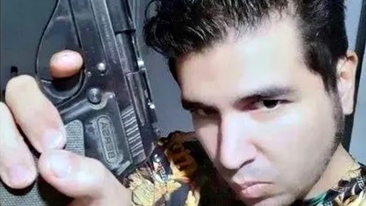 Faacuveron's tweet photo. Me entristece (y me da miedo) que el descreimiento a la política lleve a muchos a elegir a Milei. Es simpático ver un loco gritar “viva la libertad”. Pero el detrás es peligroso: Personas que desprecian a las mujeres y la diversidad, odian la democracia y reivindican la dictadura https://t.co/rDksirGXTQ