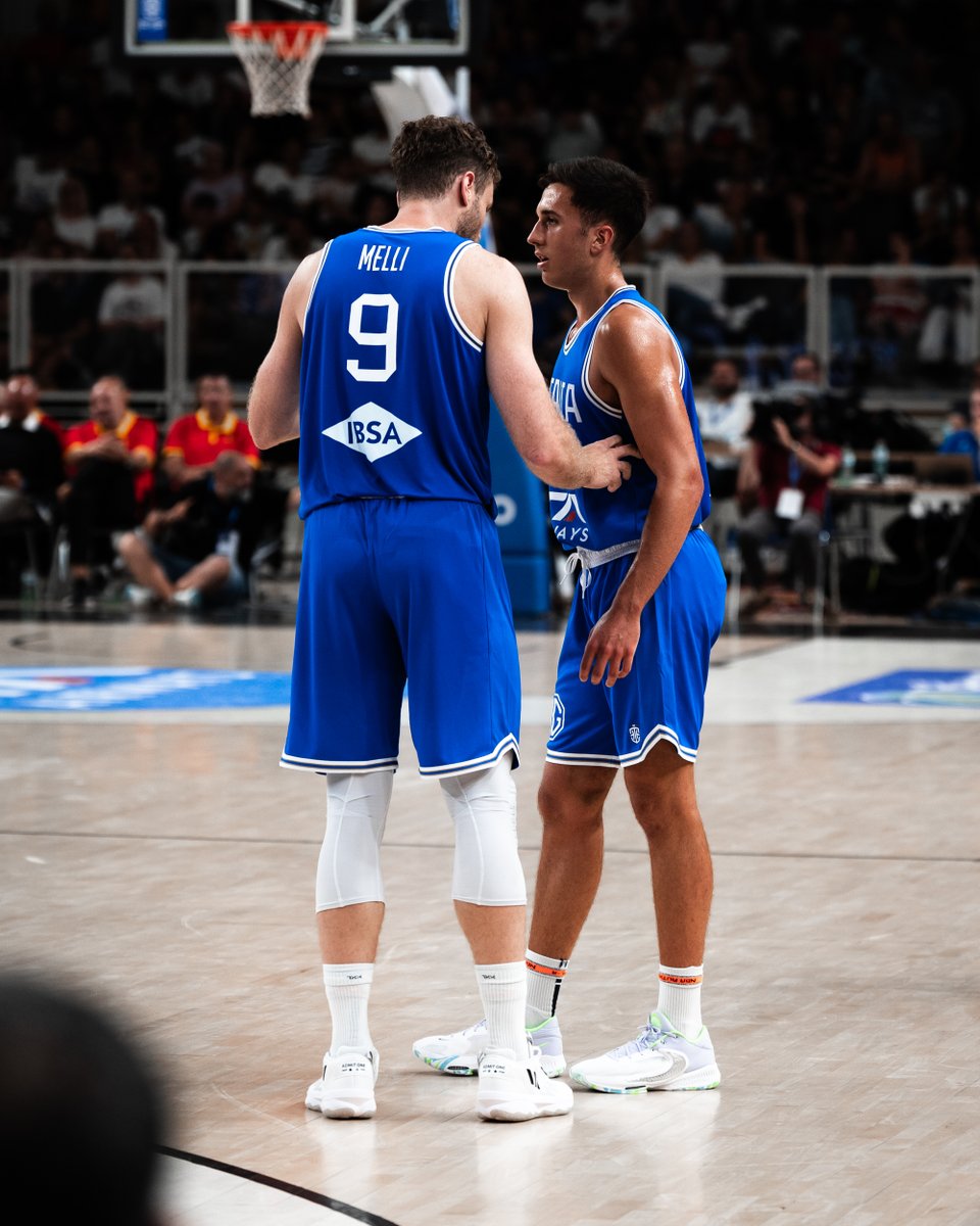 parallelecinico's tweet photo. Questa foto di @Gioylife1 di qualche giorno fa riassume secondo noi perfettamente il momento storico di questa squadra: la chiara sensazione che ci sia armonia e fiducia l'un l'altro, tra giocatori, tra giocatori e staff, tra giocatori di grande esperienza e giocatori agli esordi in certi palcoscenici. E questo, al netto di qualsiasi vittoria o sconfitta olimpica, europea e mondiale, è un grande risultato per qualsiasi Nazionale.
#MondialiTipo