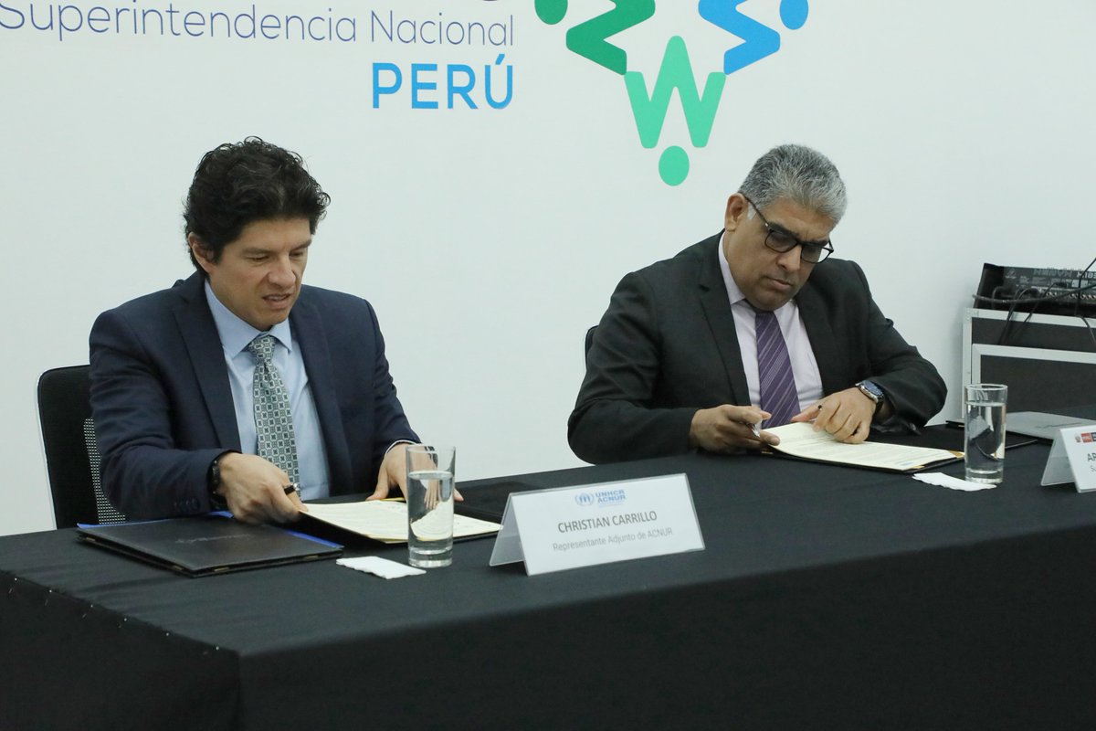 ACNURPeru's tweet photo. Hoy, @ACNURPeru y @MigracionesPe suscribieron un convenio que permitirá fortalecer la respuesta en documentación, integración y ejercicio de derechos.

Juntos seguiremos trabajando para buscar soluciones de protección y mejores oportunidades para #refugiados y migrantes en Perú. https://t.co/SicLl41AJ8