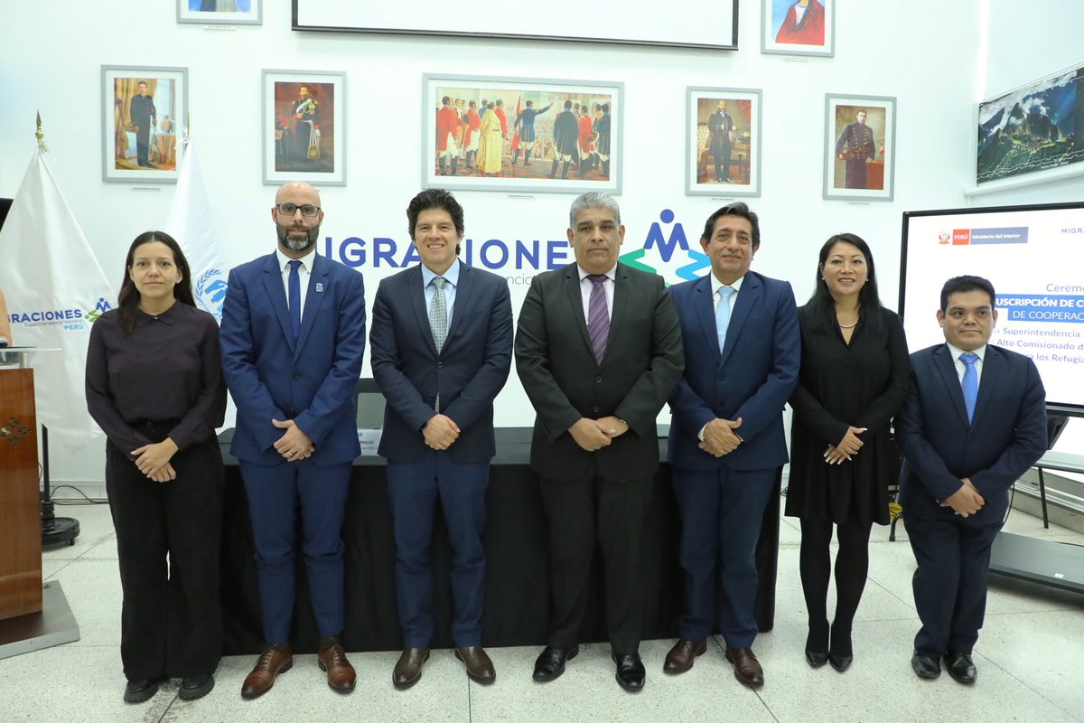 ACNURPeru's tweet photo. Hoy, @ACNURPeru y @MigracionesPe suscribieron un convenio que permitirá fortalecer la respuesta en documentación, integración y ejercicio de derechos.

Juntos seguiremos trabajando para buscar soluciones de protección y mejores oportunidades para #refugiados y migrantes en Perú. https://t.co/SicLl41AJ8