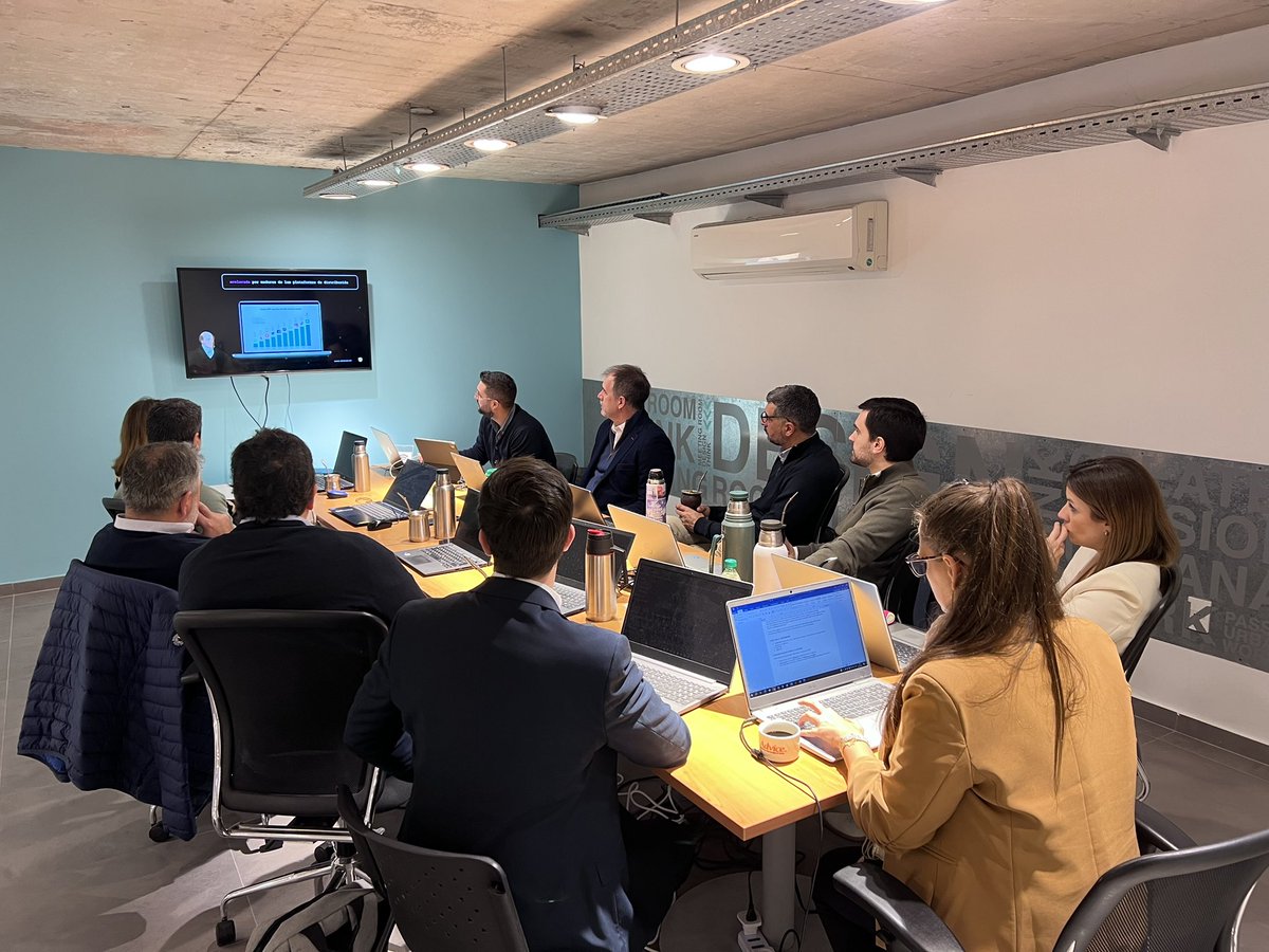 FedericoMuttoni's tweet photo. Roadmap de los Líderes en @AdviceRRHH: adopción organizacional de IAs generativas con @e_chinelli de Promptior 👏👏💪🙌 https://t.co/svc8FQMrvD