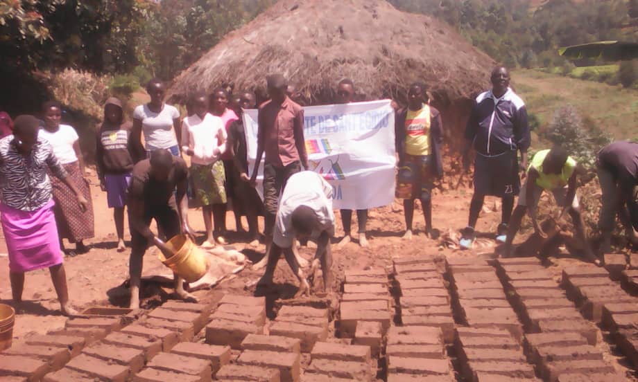 SantEgidioBdi's tweet photo. @santegidionews à #Ijanda #Burundi s'active pour offrir une maison à la personne âgée #Consolate qui habite dans cette maisonnette couverte d'herbes. Amie à la #Communauté depuis longtemps, elle exprime sa reconnaissance à #Santegidio pour ce don de la maison. https://t.co/TKIg7u0ogZ