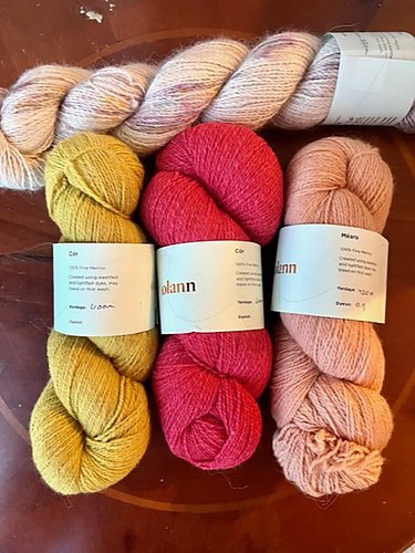 AtelierPyxidis's tweet photo. Hey la #teamtricot je fais petit à petit du ménage dans mes laines, donc je vends ceci :
3 écheveau de laine Cor + 1 de Meara (Olann yarns), laine rustique 100% irlandaise. 65€+fdp https://t.co/PTLPuafr4P