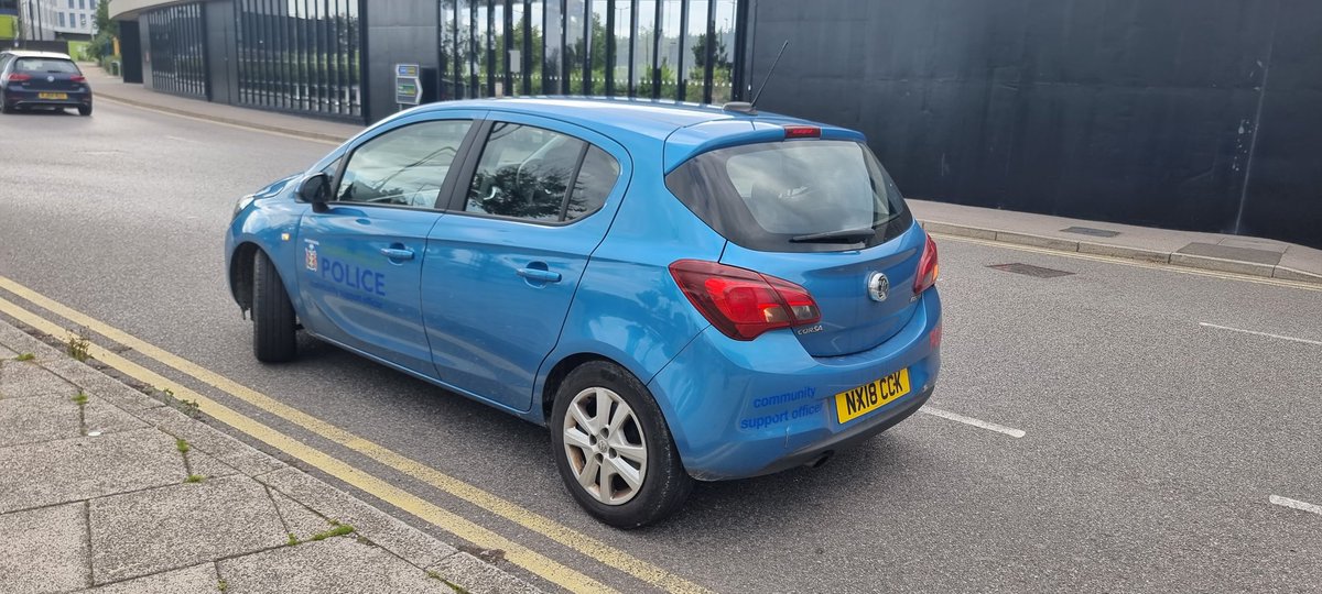 chad956's tweet photo. @ThamesVP Thames Valley Police what make it OK for your Community Support Officers to Park on double yellow lines?? They weren't broken down despite the hazard lights, she was texting on her phone. If it was me I would have been given a parking ticket. https://t.co/YTkr49g1kJ