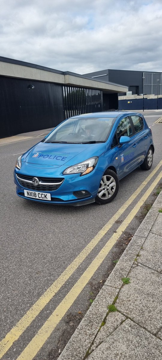 chad956's tweet photo. @ThamesVP Thames Valley Police what make it OK for your Community Support Officers to Park on double yellow lines?? They weren't broken down despite the hazard lights, she was texting on her phone. If it was me I would have been given a parking ticket. https://t.co/YTkr49g1kJ