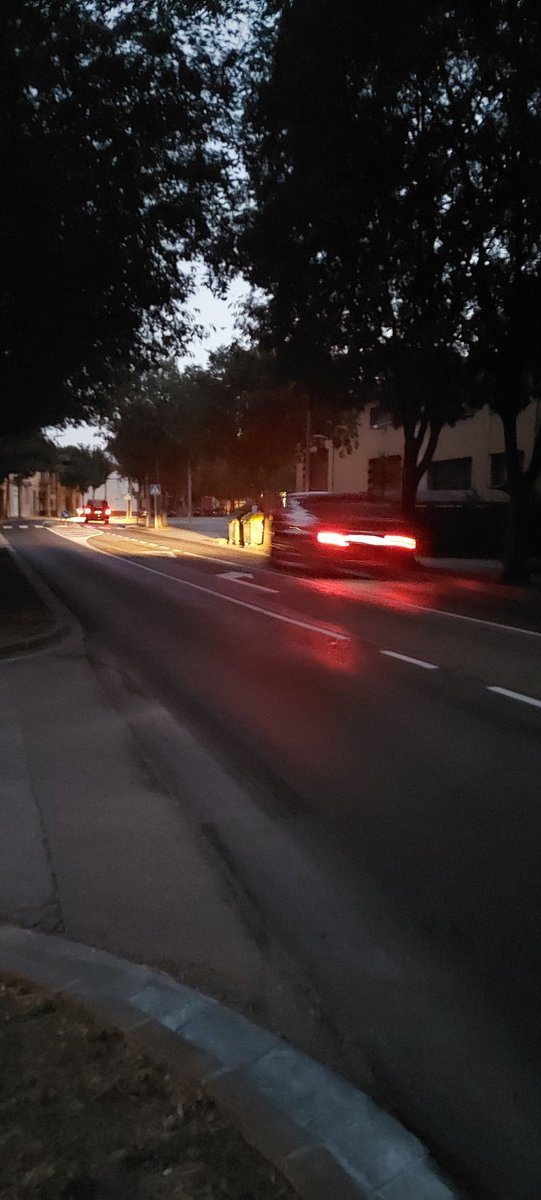 davidcamacho70's tweet photo. Bona nit @Olotuit no sé si us han informat però a la carretera de la canya portem més de dues setmanes sense enllumenat en una de les principals entrades i sortides d'Olot, a més passejar per la nit tant fosc dona molta inseguretat. Agrairíem una solució. Moltes gràcies. https://t.co/WJclJcOnD2
