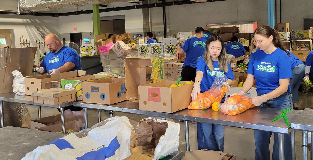 EversourceCT's tweet photo. Nearly 6 tons of groceries were packed by #TeamEversource and distributed by @CTFoodShare to help families in need. Weβre always excited for the opportunity to help support CT Food Share's work serving our communities. πͺπ«Ά https://t.co/kwFLaf57Zc