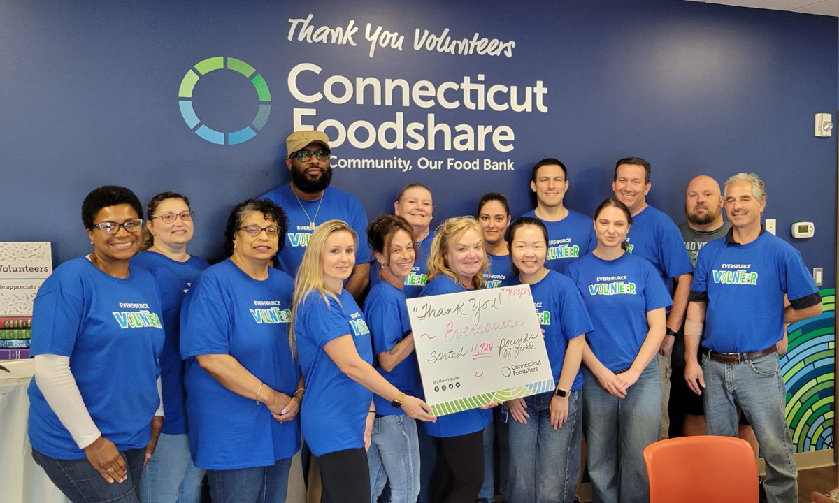 EversourceCT's tweet photo. Nearly 6 tons of groceries were packed by #TeamEversource and distributed by @CTFoodShare to help families in need. Weβre always excited for the opportunity to help support CT Food Share's work serving our communities. πͺπ«Ά https://t.co/kwFLaf57Zc