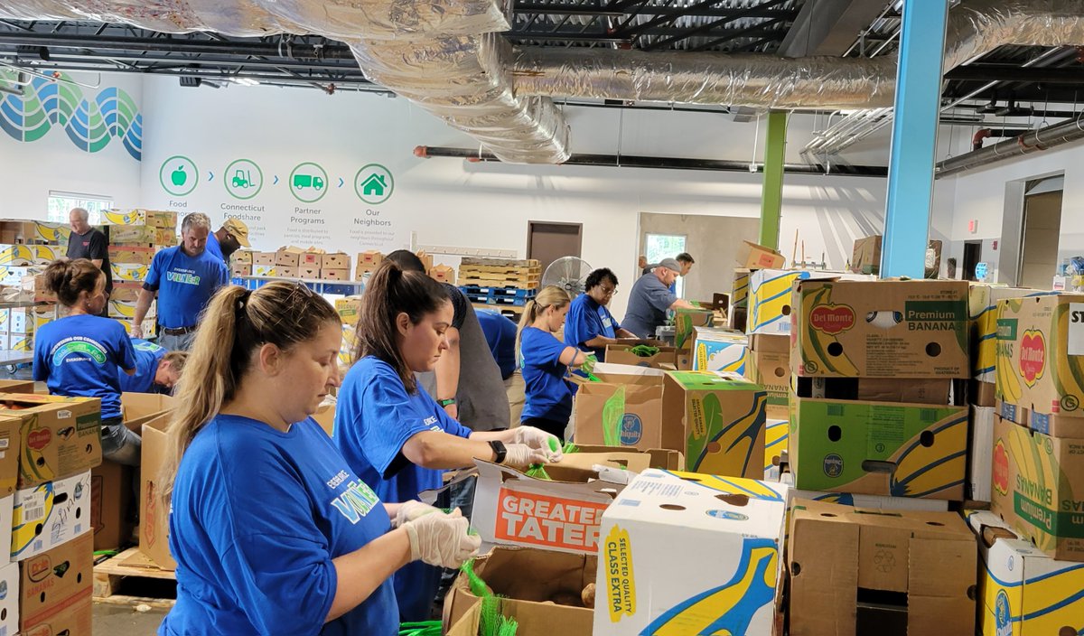 EversourceCT's tweet photo. Nearly 6 tons of groceries were packed by #TeamEversource and distributed by @CTFoodShare to help families in need. Weβre always excited for the opportunity to help support CT Food Share's work serving our communities. πͺπ«Ά https://t.co/kwFLaf57Zc