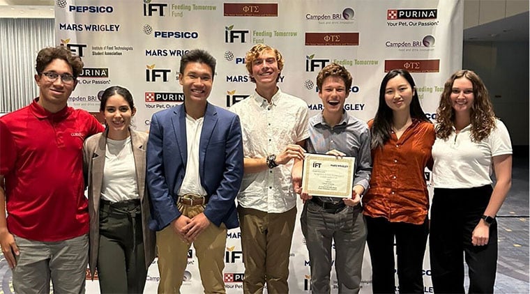 IFT's tweet photo. A novel concept for an upcycled coffee-banana sandwich bite helped a team from @CornellCALS clinch top honors in the #IFTSA & @MarsGlobal Product Development competition at #IFTFIRST. 🥪
Learn more about the winning team and their CaféNana here: https://t.co/kW2LkyYLPU https://t.co/rg4PbZ9y8s