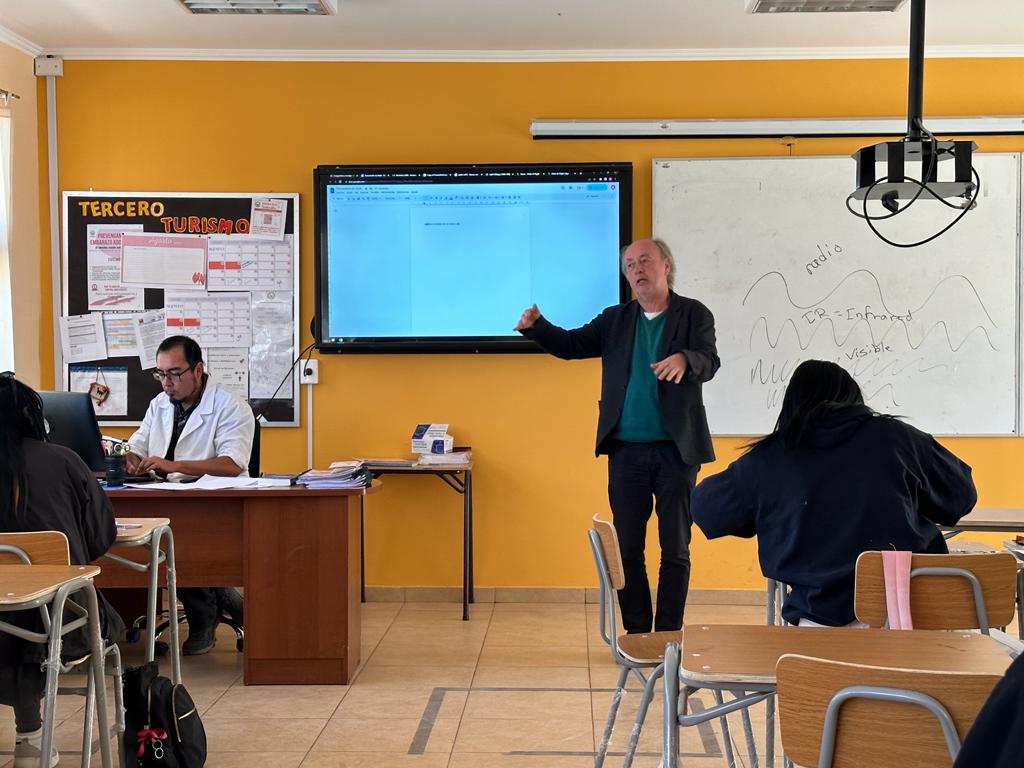 mmatting's tweet photo. Had a great time with very interested students. Outreach activity organized by @ALMAObs_esp with #astroambassadors #aceap at Liceo Likanantay in San Pedro de Atacama. https://t.co/r3QDZFL1qv