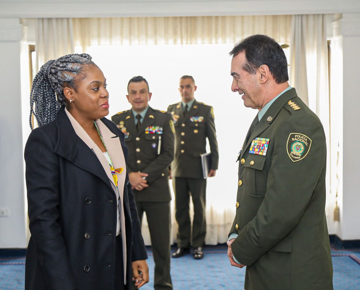 DirectorPolicia's tweet photo. En desarrollo del lineamiento de Profesionalismo, valoramos la visita de la señora ministra de Educación, doctora Aurora Vergara, y su compromiso para apoyar el Plan Educativo Institucional de nuestra Policía Nacional.

(Hilo) https://t.co/UZ84XVd1oB