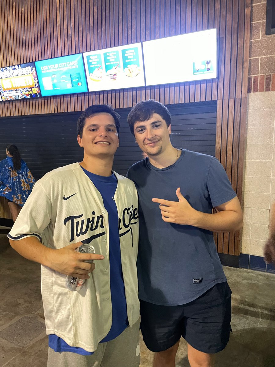 PicksKyle's tweet photo. Met some 🐐‘s at Citi Field on Monday… 

BOOKIT 🤝 KYLE’S PICKS

p.s. chelly’s my favorite @chellgod 

@BookitWithTrent @laurencowling @MikeyOver1 @BookitHQ https://t.co/XHxzhpglzP
