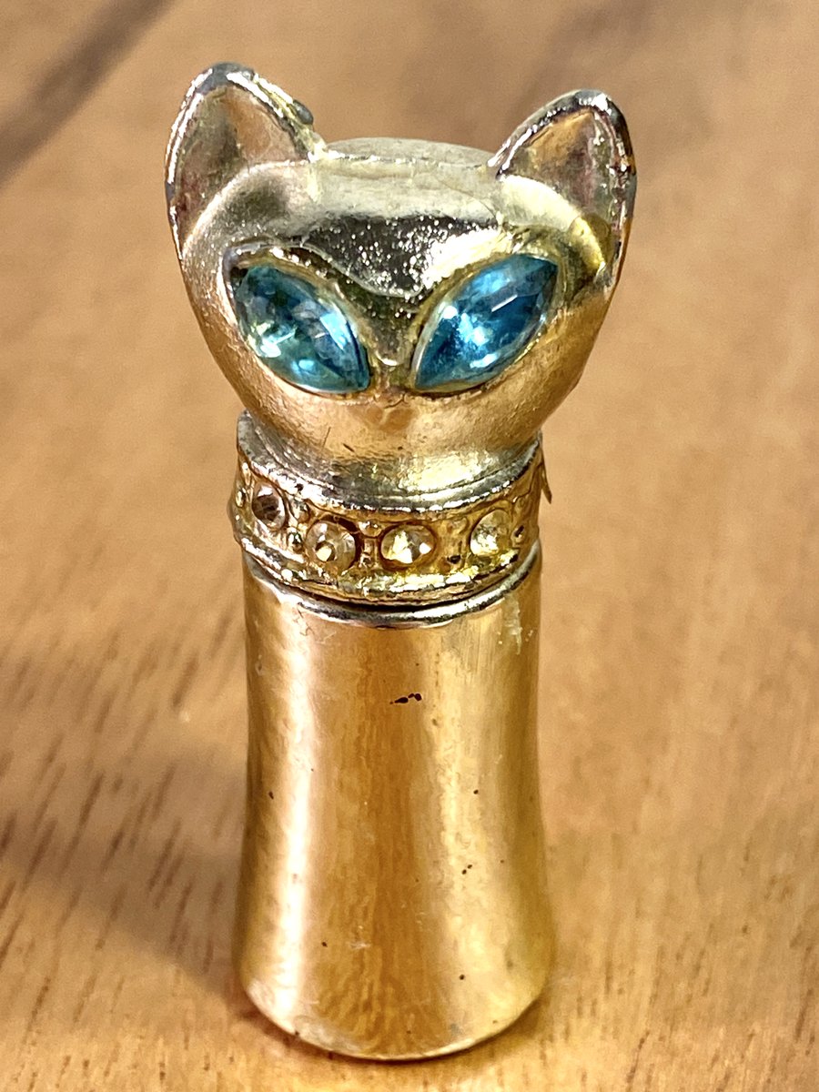 Adorable Cat Perfume Bottle Gold with Blue Crystal Eyes #Cat #Kitten #Gold #Perfume #Bottle #Vintage #Collectibles etsy.me/3QzEnaJ via
<a href="/Etsy/">Etsy</a>