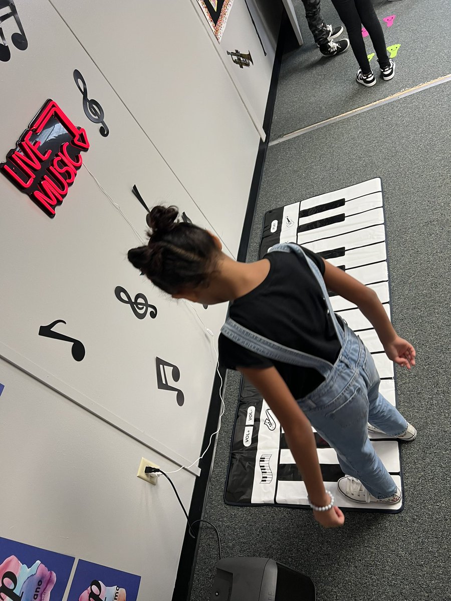 DeweesDanielle's tweet photo. Improvising some piano on our way out of music class! #fineartswheel #leaplovelearn @humbleisd_RPE @HumbleISD_Arts @HumbleISD https://t.co/EAdIDvgTdS