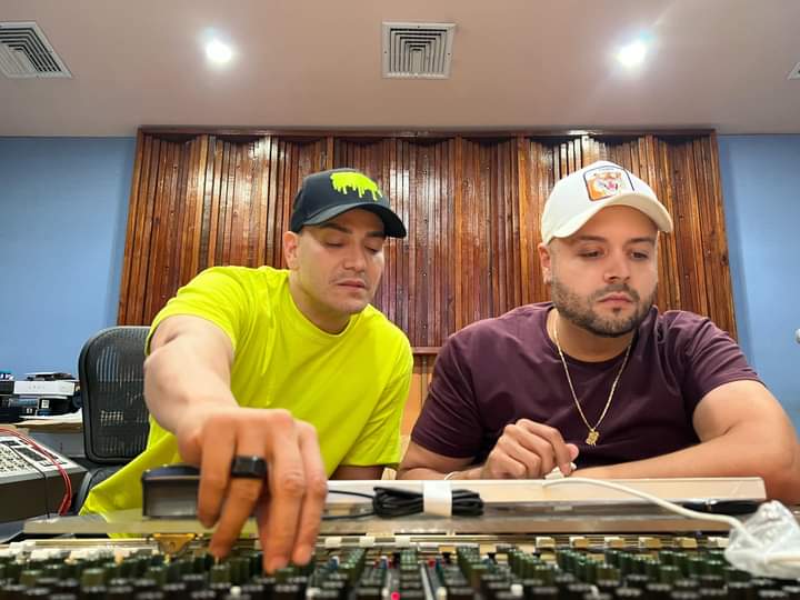 FANSPECADOPVM's tweet photo. #Post @JunitoDavila 
Nuestra colaboración comienza con el tema, “Si Tu Me Besas” en el 2012. Ya vamos por producción #6 junto a mi hermano @VictorManuelle. Caballo, gracias por siempre confiar en mi. Esto está quedando… 🔥 Prepárense!!! https://t.co/rjrblZFI0c