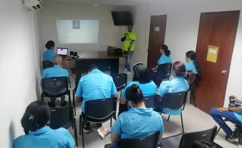 MinecOficial's tweet photo. #AlDía🌱|| Desde el edo. Miranda trabajadores de la Contraloría del municipio Independencia, recibieron talleres de conformación de #Metras, clasificación de plástico, sensibilización ecológica y significado, así como de origen del símbolo de reciclaje.
#VenezuelaRecuperóLoSuyo https://t.co/MkMpijEiAB