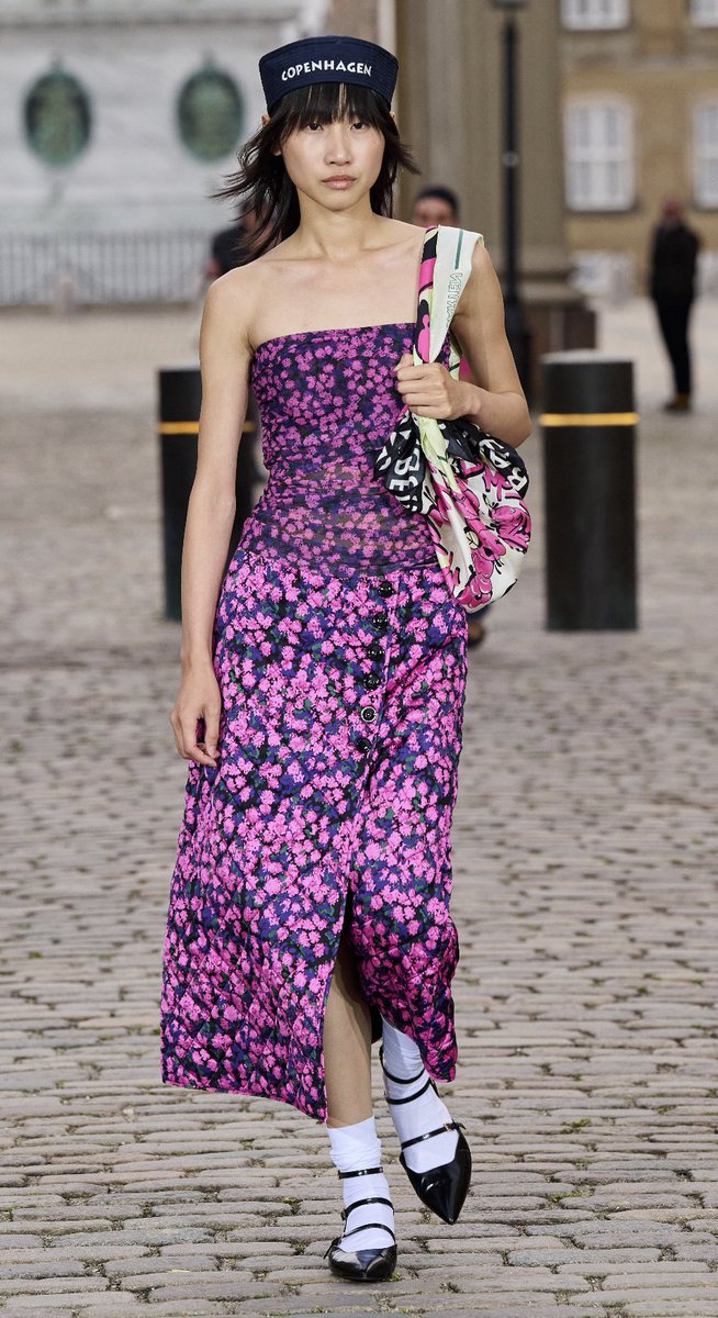 ryletuvierra's tweet photo. Dressing in Copenhagen: where individuality meets surroundings and mood. Baum und Pferdgarten's collection captures the surprising, fresh sartorial spirit of 'A Postcard from Copenhagen'. #cpfw #Copenhagen https://t.co/CS15piIkE3