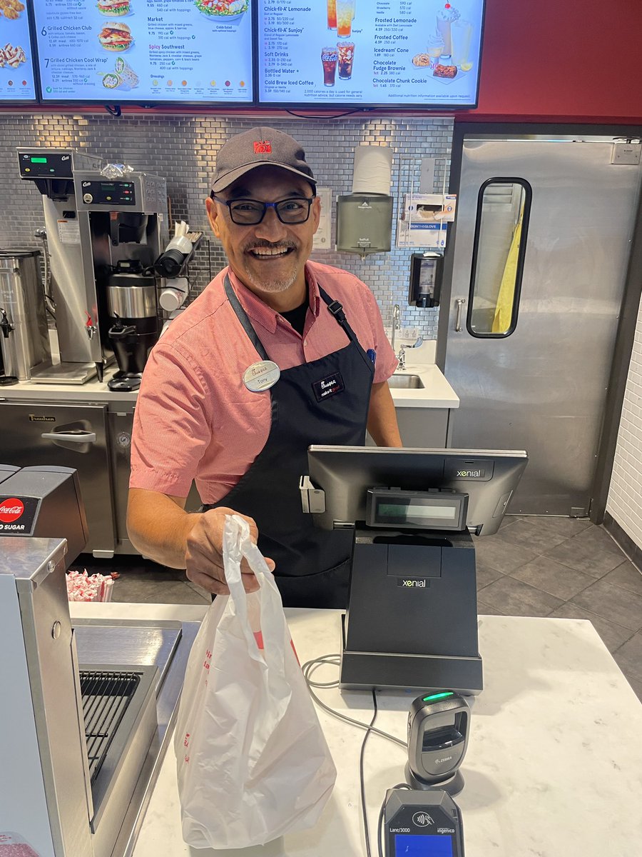 Thank you to our team player Tony for always serving our students & staff with a smile on his face! We appreciate you! 🙌🤙 

#employeehighlight #chickfila #islanderdining #tamucc