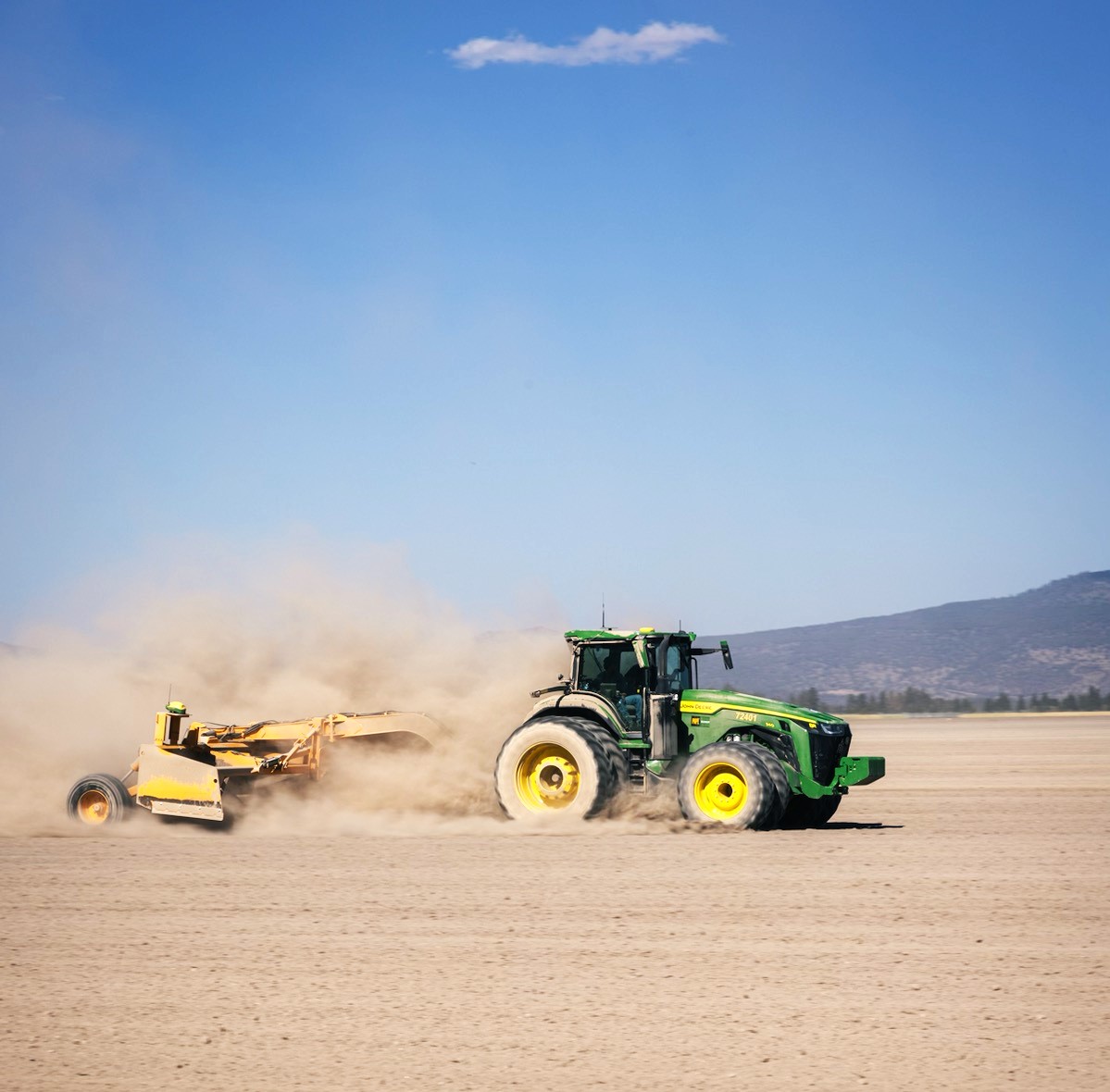 Moving dust in Macdoel, California with #T3RRA! These conditions are challenging for laser systems but not for GPS. You can keep on working! This field will grow strawberry rootstock once leveled. Thank you Sierra Cascade & Brent Munson of @PapeGroup for the picture 📸🚜 @pts_ag