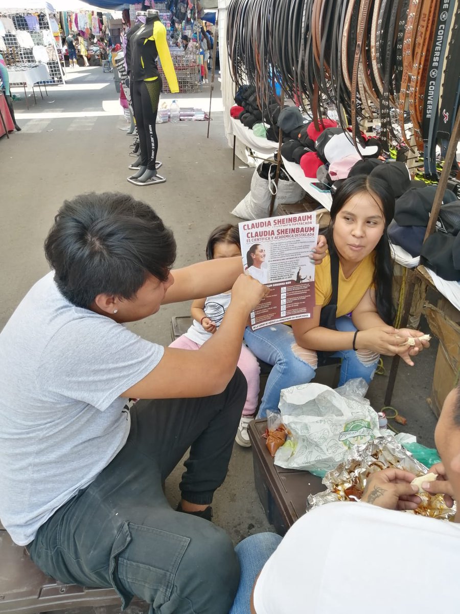 pattygmiranda's tweet photo. En el Mercado de Lomas sigue al pie del cañón nuestra brigada #QSLD dando a conocer el proyecto de la Dra. @Claudiashein. Es tiempo de mujeres y México hoy se escribe con "M" de Mujer. 
Gracias equipo por todo su apoyo.🩷
#TodosSomosClaudia
#QuerétaroEsClaudia https://t.co/0m1sGCPLNj
