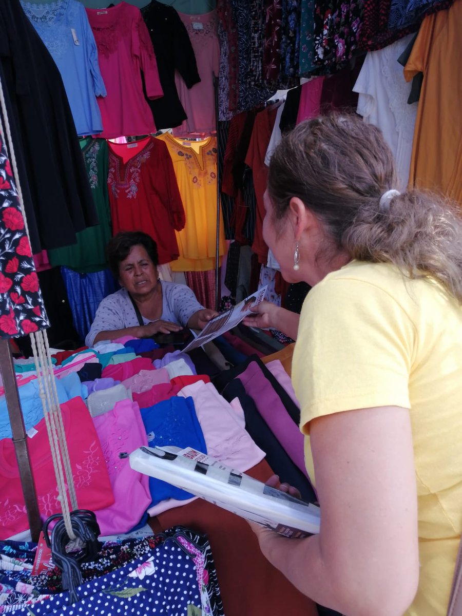 pattygmiranda's tweet photo. En el Mercado de Lomas sigue al pie del cañón nuestra brigada #QSLD dando a conocer el proyecto de la Dra. @Claudiashein. Es tiempo de mujeres y México hoy se escribe con "M" de Mujer. 
Gracias equipo por todo su apoyo.🩷
#TodosSomosClaudia
#QuerétaroEsClaudia https://t.co/0m1sGCPLNj