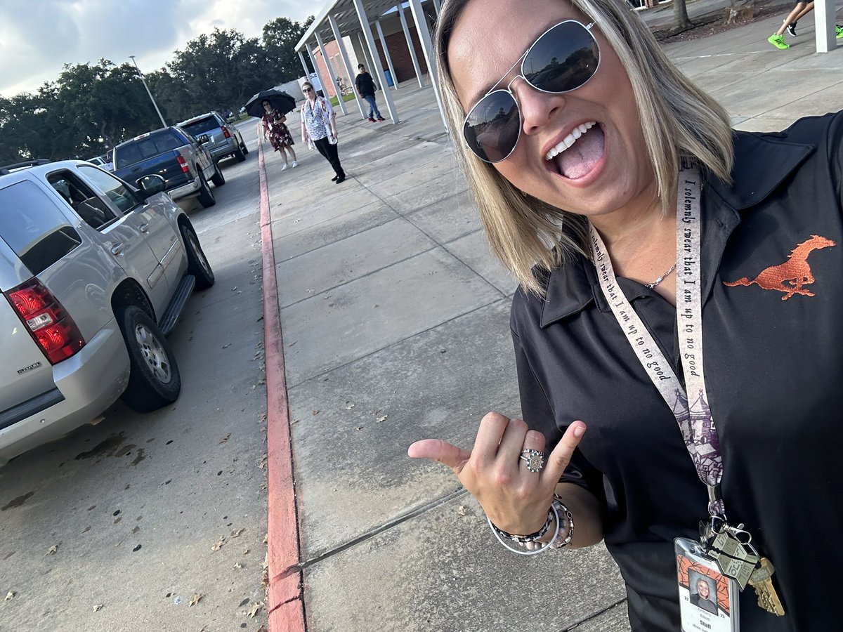 Facebrusher's tweet photo. 1st Day with ALL our aMAZING Mustangs! Tradition continues as we “clap-in” our 6th graders &amp; welcome the new year with PRIDE! @alvin_jh @AlvinISD https://t.co/p9sqIUATSH