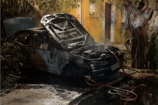 F_Desouche's tweet photo. Corse : un homme de 27 ans agressé à coups de couteau à Calvi, il est grièvement blessé ; des dizaines de personnes ont incendié le véhicule et saccagé la maison du suspect en taguant "Arabi fora" sur les murs
https://t.co/XGmI6I2Amu https://t.co/SIbPAmkkBk