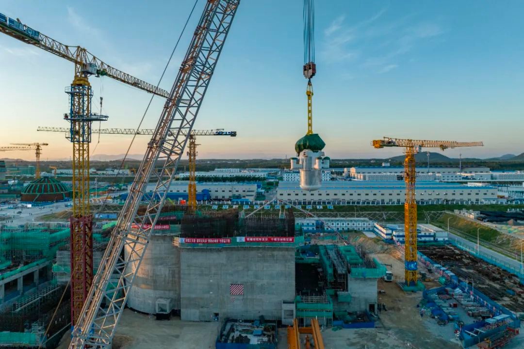 energybants's tweet photo. China's just out here building their SMRs.

They just inserted the beating heart of their first 125MW system. They're calling it "Linglong" (Nimble Dragon).

They're good at building small reactors because they're good at building large reactors.

Construction started July 2021. https://t.co/0I0w0Fbwxq